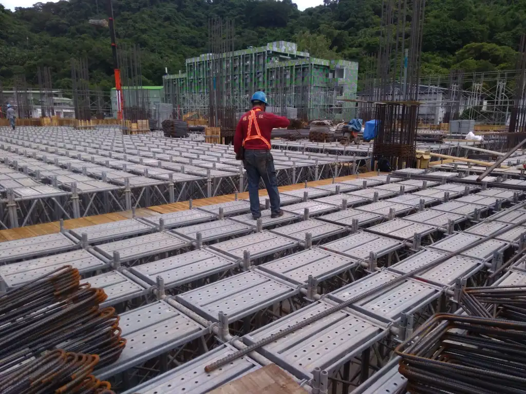 户外登山杖材质工艺对比：碳纤维与铝合金的优劣势分析